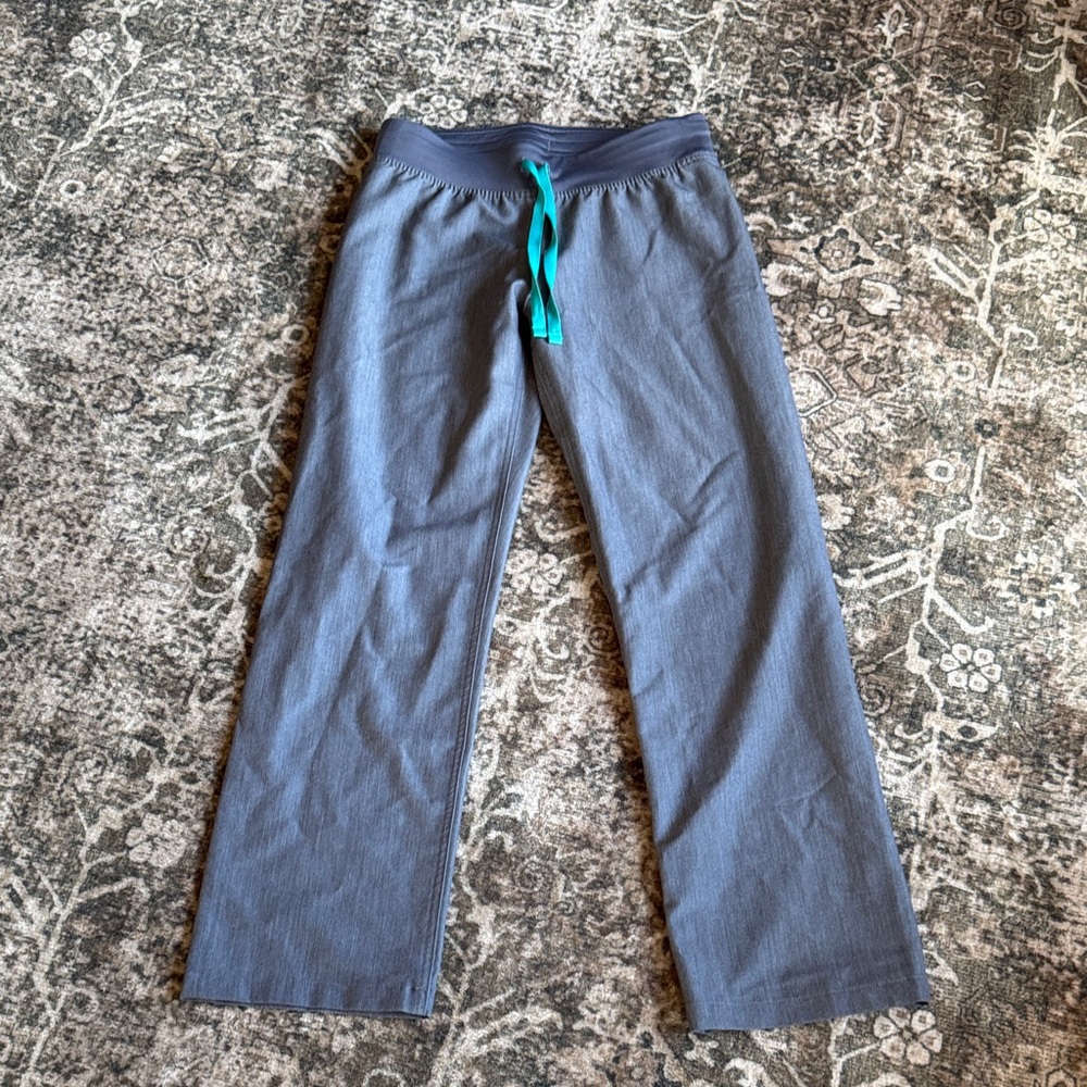 Women’s Figs graphite scrub pants